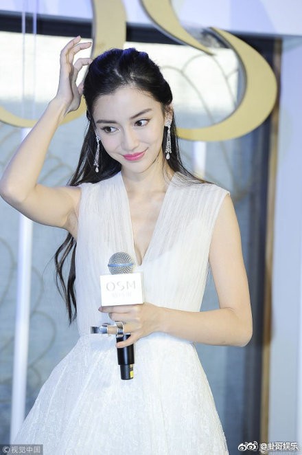 Hình ảnh đối lập gây tranh cãi của Angela Baby: Vừa trong sáng như công chúa đã vội phì phèo điếu thuốc trên tay