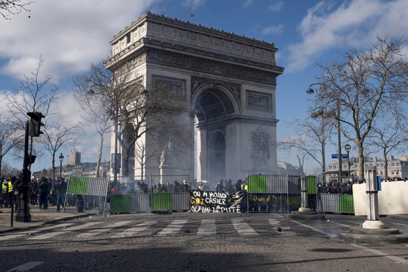 Cảnh sát bất lực, Pháp huy động quân đội đối phó ‘áo vàng’