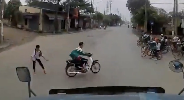 Video: Tạt đầu container, 2 học sinh đi xe máy thoát nạn trong gang tấc