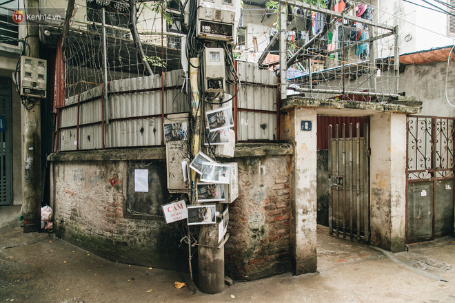 Hình ảnh người xả rác bừa bãi bị dán chi chít trong khu phố ở Hà Nội: Cấm mãi không được chúng tôi mới làm như vậy