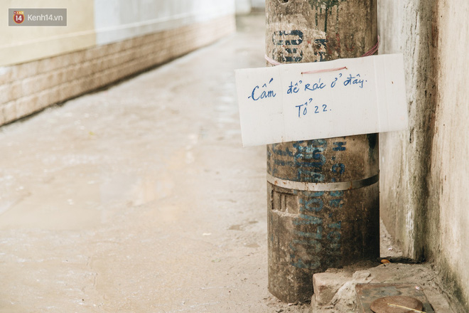 Hình ảnh người xả rác bừa bãi bị dán chi chít trong khu phố ở Hà Nội: Cấm mãi không được chúng tôi mới làm như vậy