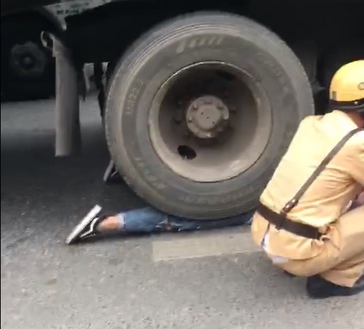 Cô gái bị bánh xe container chèn lên người - hiện trường vụ tai nạn ám ảnh nhất chiều nay