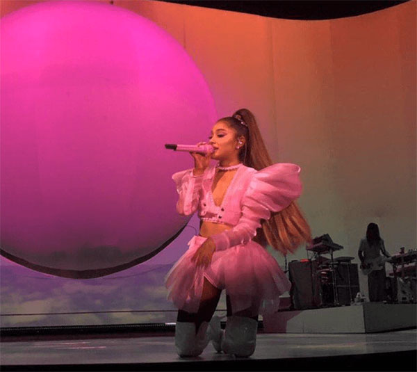 Từng bùng đẹp show ở Việt Nam là thế, Ariana Grande giờ lại mặc hẳn đồ của NTK gốc Việt lên liveshow mới nhất