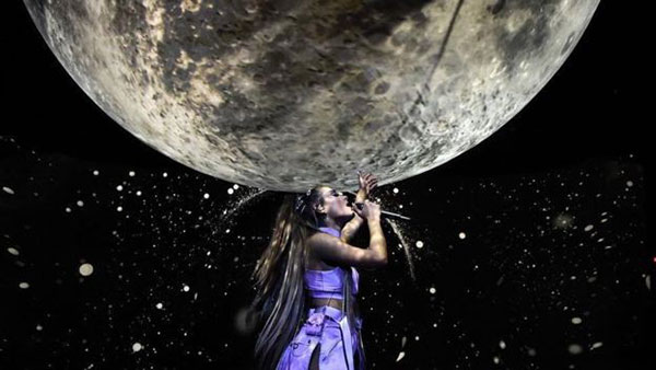 Từng bùng đẹp show ở Việt Nam là thế, Ariana Grande giờ lại mặc hẳn đồ của NTK gốc Việt lên liveshow mới nhất Từng bùng đẹp show ở Việt Nam là thế, Ariana Grande giờ lại mặc hẳn đồ của NTK gốc Việt lên liveshow mới nhất