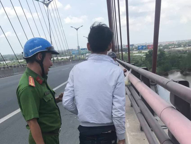 Cảnh sát khuyên giải nam thanh niên: Em đừng vì người con gái xa lạ mà làm chuyện dại dột Cảnh sát khuyên giải nam thanh niên: Em đừng vì người con gái xa lạ mà làm chuyện dại dột
