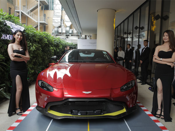 Mua 1 lúc 2 siêu xe 30 tỷ: Siêu giàu Việt chịu chơi, sếp Tây ngã ngửa