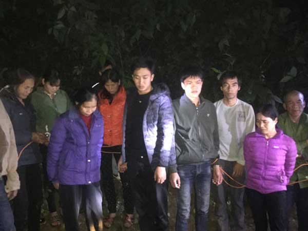 Khởi tố 12 đối tượng nam, nữ rủ nhau lên đồi vắng chơi xóc đĩa