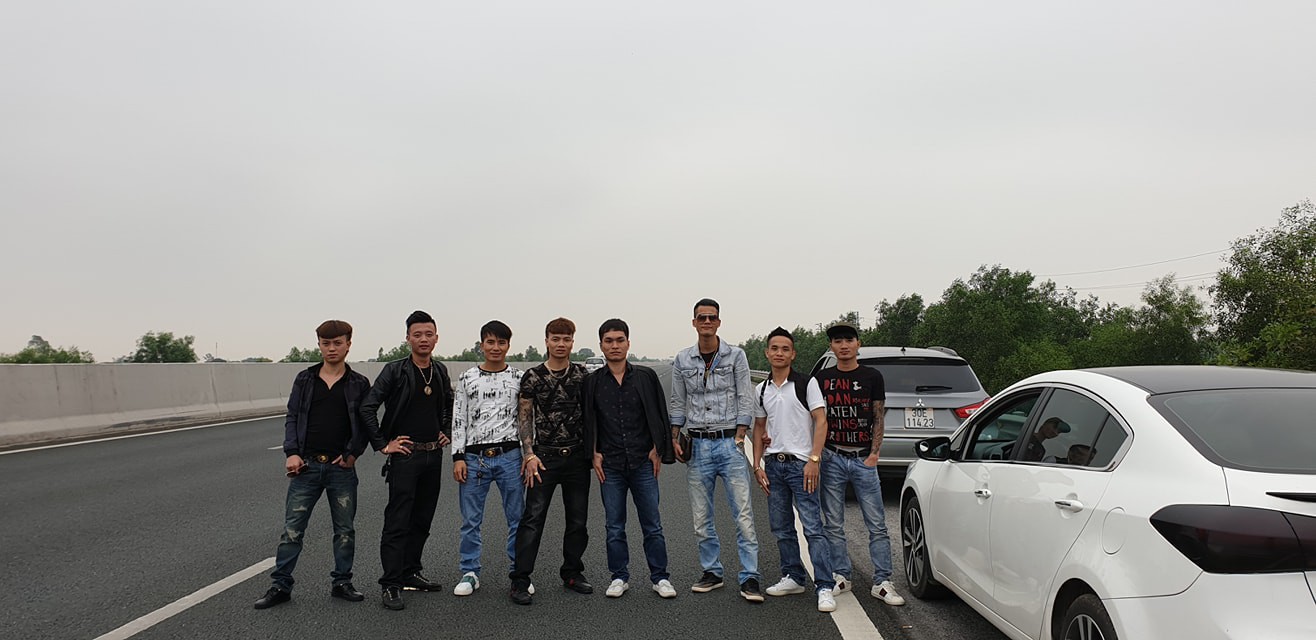 Phạt dân chơi Khá Bảnh 5,5 triệu, tước GPLX 2 tháng vì dàn hàng chụp ảnh trên cao tốc