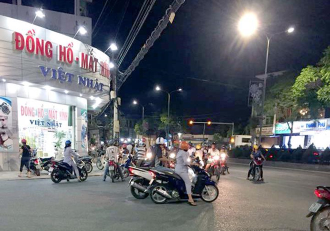 Một người tử vong, 2 thoát chết khi bảng quảng cáo vướng dây điện