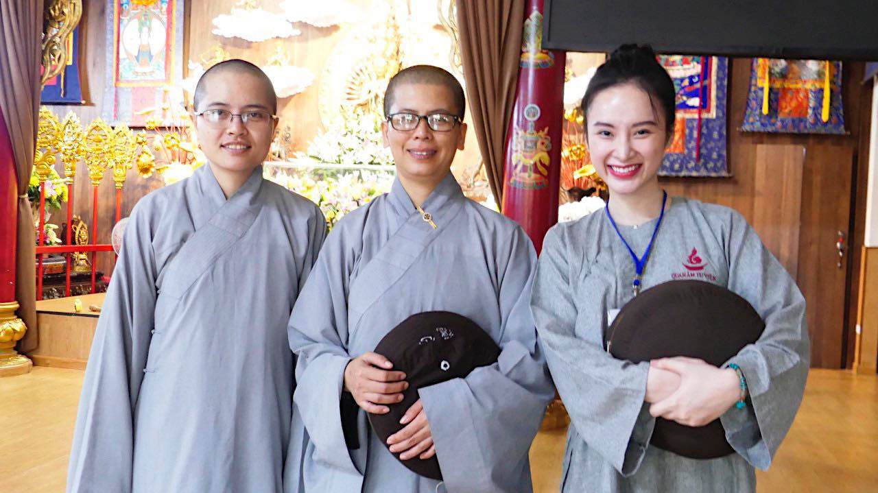 Sau 1 năm vắng bóng showbiz, người đẹp nghiện khoe thân Angela Phương Trinh đã thay đổi 180 độ