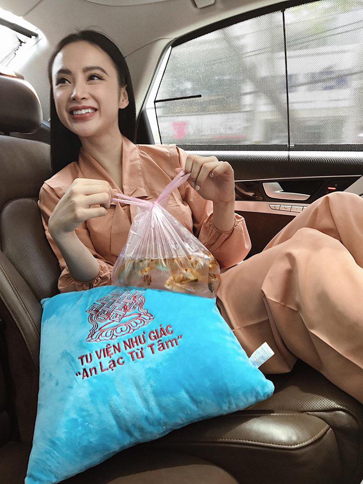 Sau 1 năm vắng bóng showbiz, người đẹp nghiện khoe thân Angela Phương Trinh đã thay đổi 180 độ