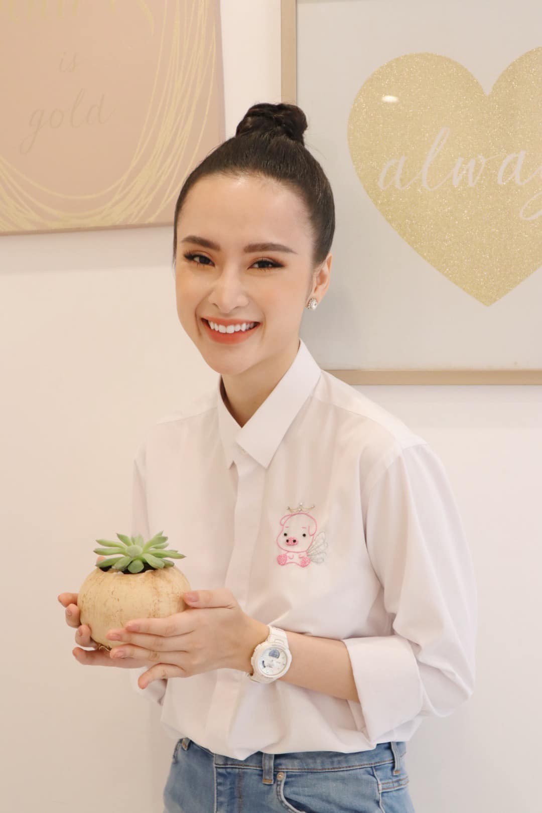 Sau 1 năm vắng bóng showbiz, người đẹp nghiện khoe thân Angela Phương Trinh đã thay đổi 180 độ