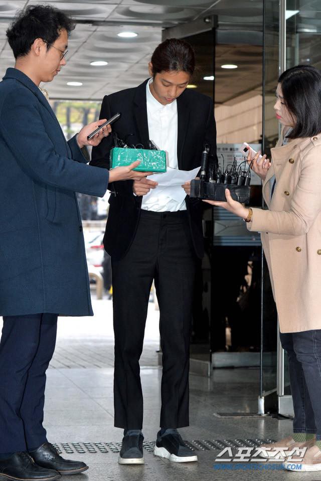 Jung Joon Young xuất hiện tiều tụy sau lệnh bắt giữ, chính thức xin lỗi nhưng lại bị ném đá vì hành động này