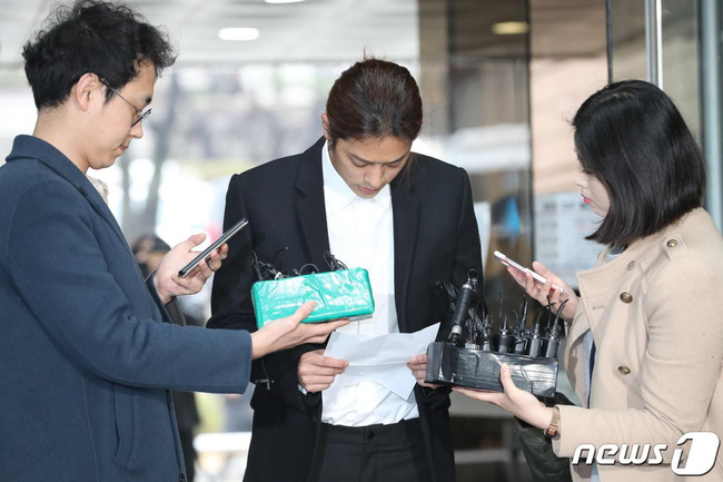 Jung Joon Young xuất hiện tiều tụy sau lệnh bắt giữ, chính thức xin lỗi nhưng lại bị ném đá vì hành động này