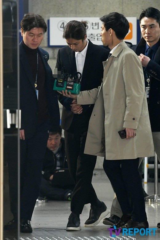 Nóng: Jung Joon Young bị trói, còng tay áp giải đến phòng giam tại đồn cảnh sát Nóng: Jung Joon Young bị trói, còng tay áp giải đến phòng giam tại đồn cảnh sát