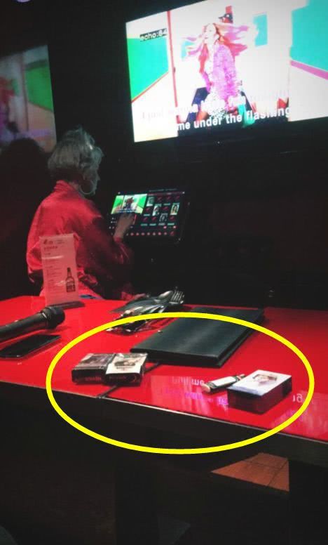 Sống ăn bám mẹ Hoa hậu, con rơi của Thành Long cùng vợ đồng tính vẫn thoả thê đi karaoke giải trí với nhau Sống ăn bám mẹ Hoa hậu, con rơi của Thành Long cùng vợ đồng tính vẫn thoả thê đi karaoke giải trí với nhau