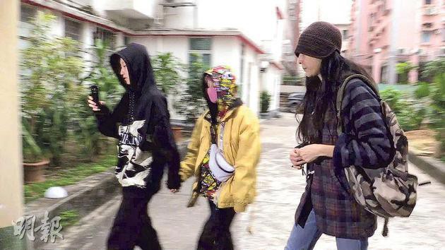 Sống ăn bám mẹ Hoa hậu, con rơi của Thành Long cùng vợ đồng tính vẫn thoả thê đi karaoke giải trí với nhau Sống ăn bám mẹ Hoa hậu, con rơi của Thành Long cùng vợ đồng tính vẫn thoả thê đi karaoke giải trí với nhau