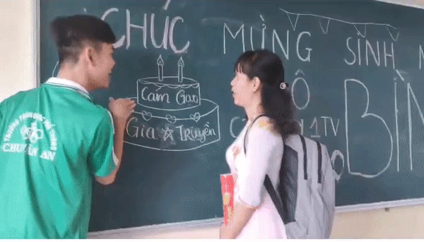 Màn thổi nến có 1-0-2 của đám học trò vừa sáng tạo vừa cảm động dành cho cô giáo khiến dân mạng trầm trồ