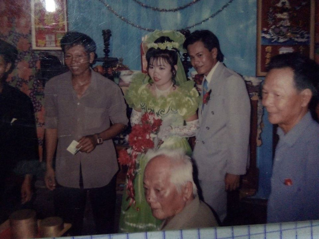 Lục được đống ảnh cưới ngày xưa của bố mẹ, dân tình thi nhau khoe như của báu