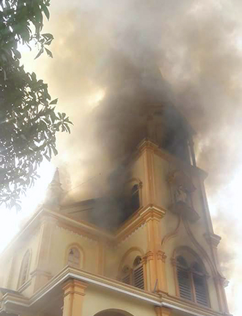 Hơn 100 cảnh sát dập đám cháy nhà thờ ở Hà Tĩnh