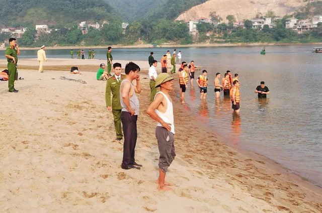 Hiện trường đau lòng vụ 8 học sinh tử vong ở Hòa Bình