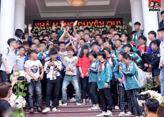 Nhìn cảnh học sinh đón tiếp Khá Bảnh, tôn sùng như thần tượng, những người làm giáo dục nói gì?