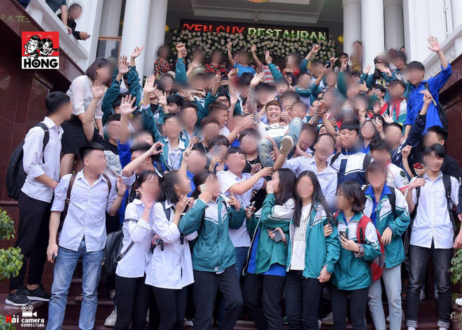 Nhìn cảnh học sinh đón tiếp Khá Bảnh, tôn sùng như thần tượng, những người làm giáo dục nói gì?