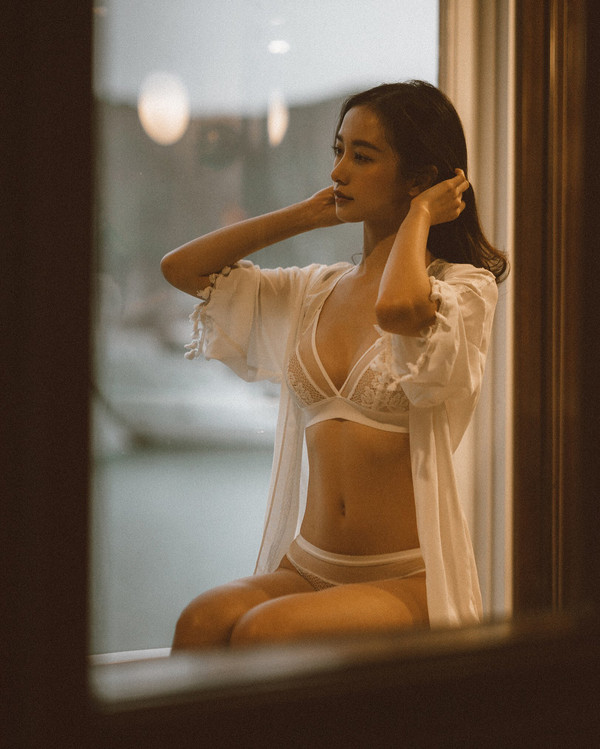 Những sao Việt nghiện khoe cơ thể gợi cảm trên trang cá nhân