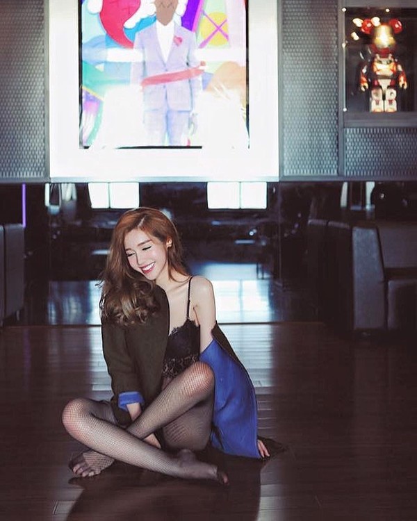 Những sao Việt nghiện khoe cơ thể gợi cảm trên trang cá nhân