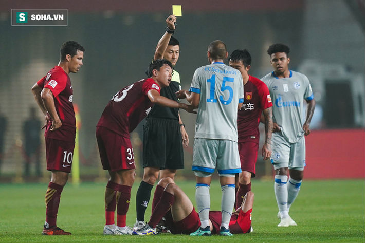 Trọng tài từng rút thẻ đỏ đuổi thủ thành Việt Nam bị treo còi