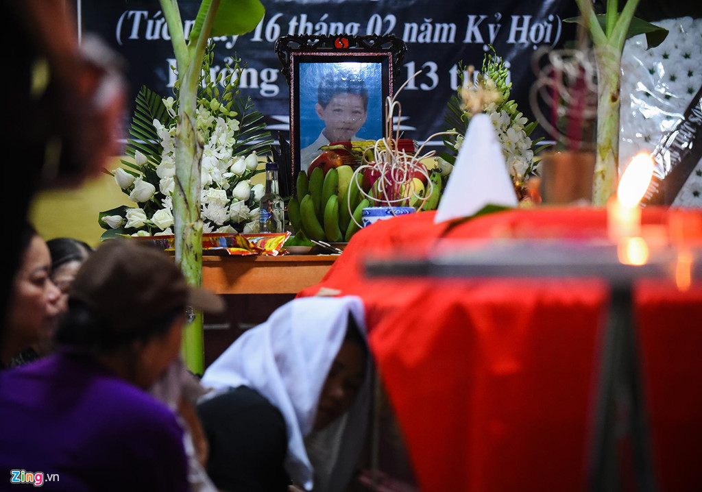 Trắng đêm lo hậu sự ở xóm nhỏ có 8 học sinh chết đuối