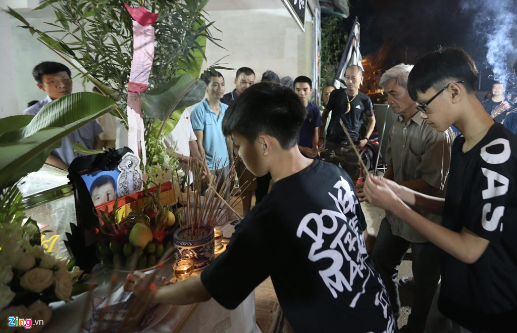 Trắng đêm lo hậu sự ở xóm nhỏ có 8 học sinh chết đuối