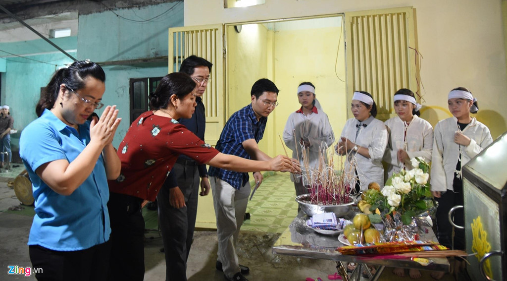 Trắng đêm lo hậu sự ở xóm nhỏ có 8 học sinh chết đuối