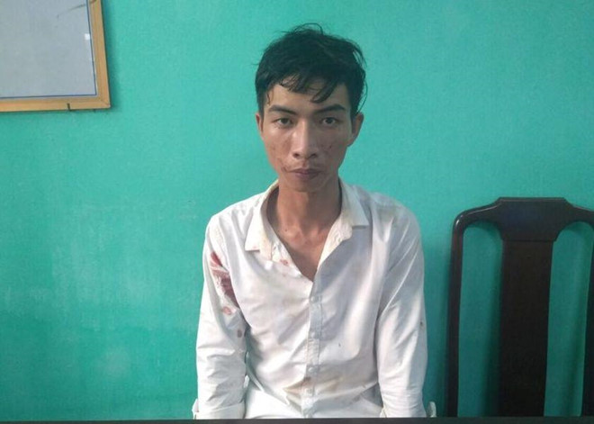 Nghi phạm chui vào bụi cây ngủ sau khi đâm con gái chủ nhà nghỉ