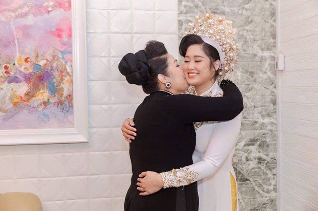 Chỉ một câu chúc mừng sinh nhật con gái thôi mà Hồng Vân lấy đi nước mắt của bao người