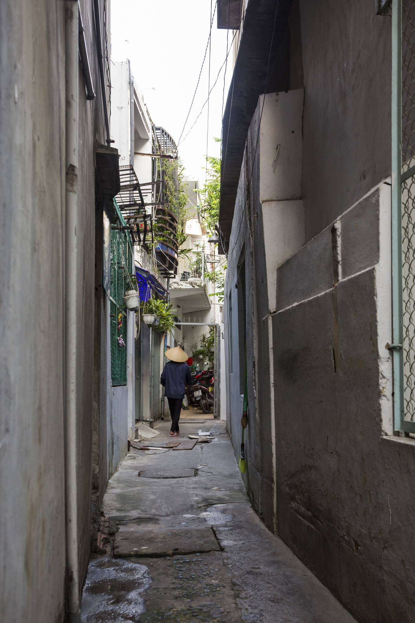 Bị hàng xóm ken chặt, nhà Sài Gòn xây 7 cạnh để thông thoáng