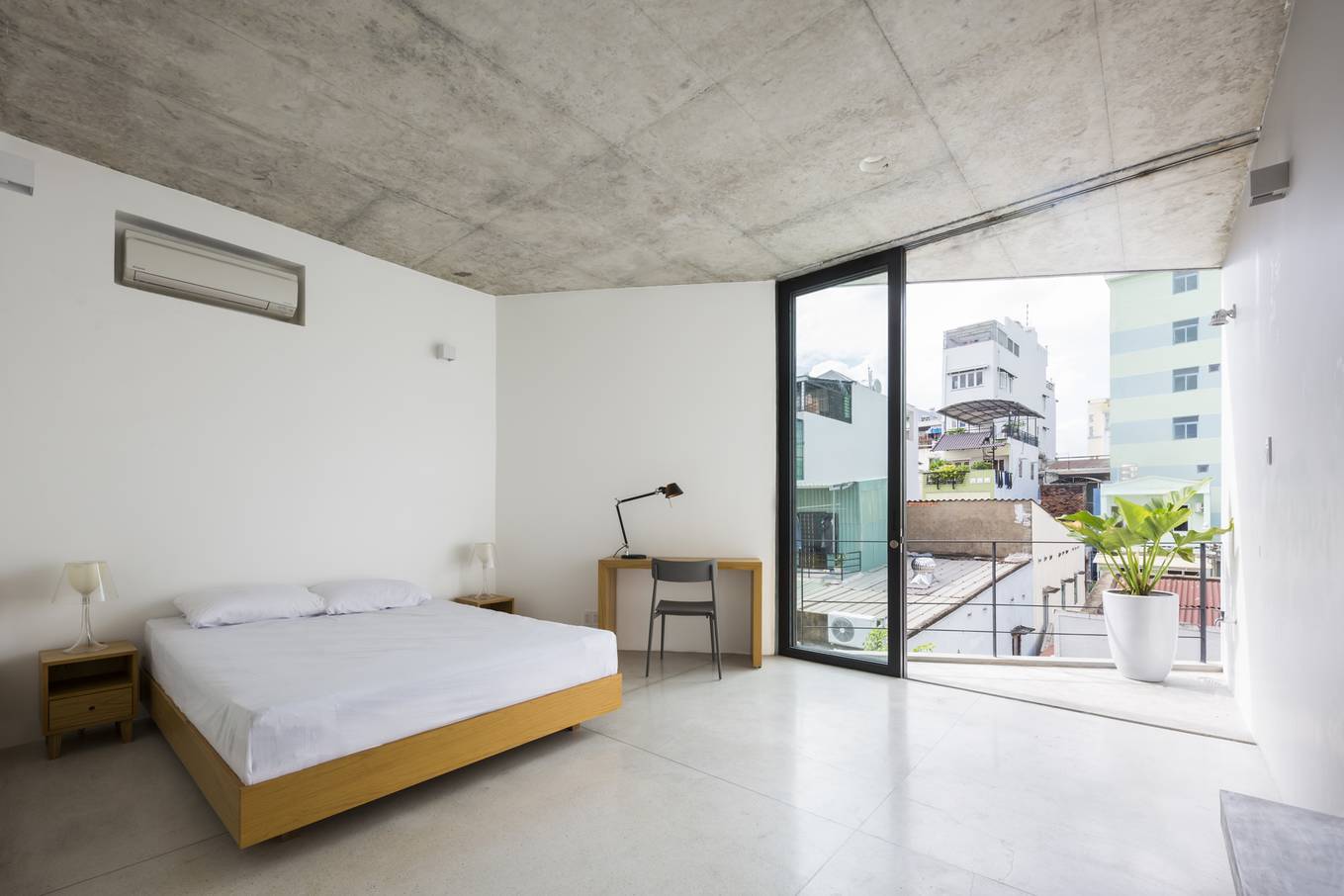 Bị hàng xóm ken chặt, nhà Sài Gòn xây 7 cạnh để thông thoáng