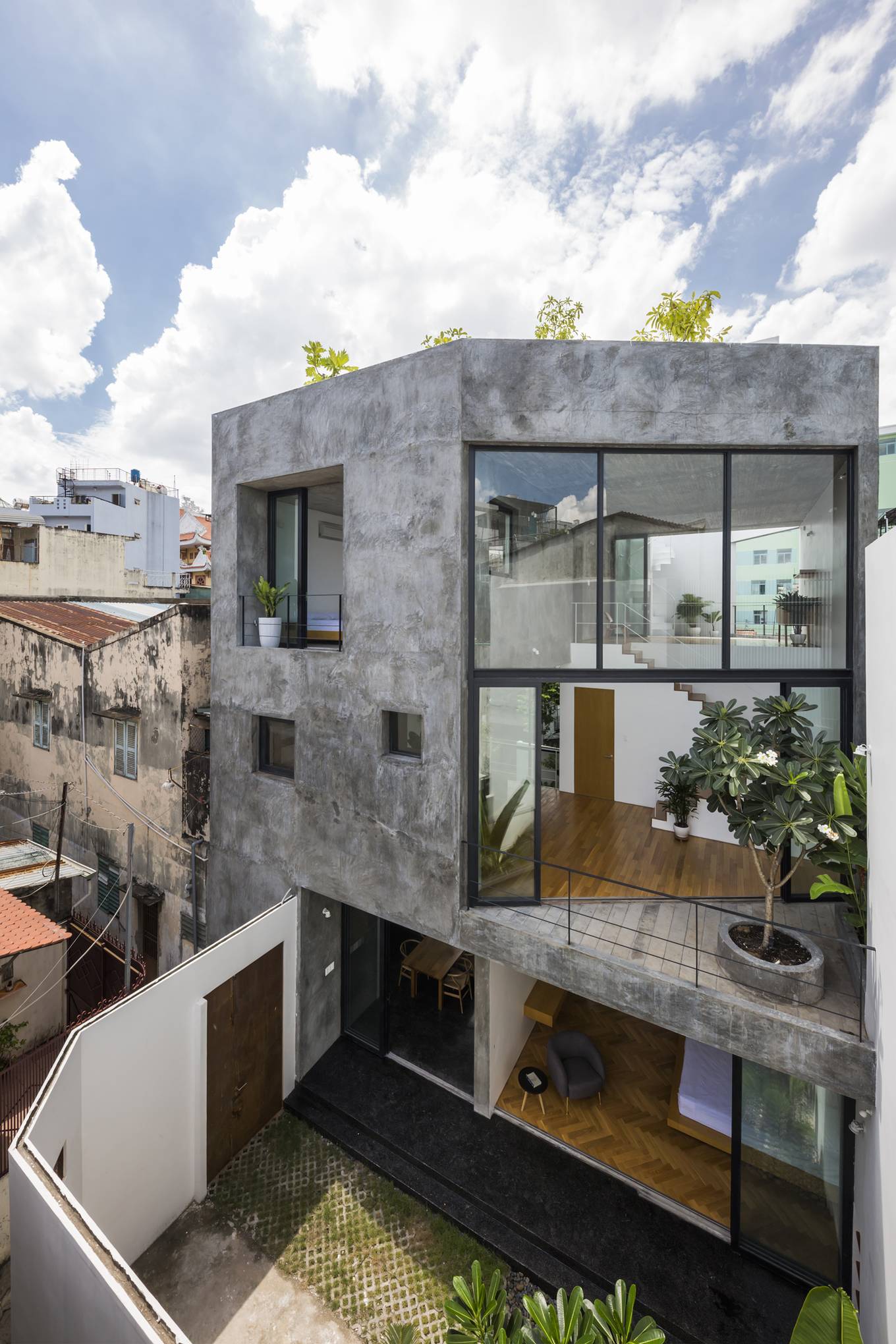 Bị hàng xóm ken chặt, nhà Sài Gòn xây 7 cạnh để thông thoáng