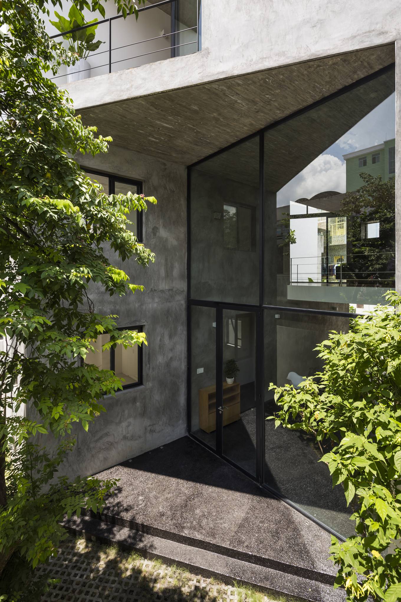 Bị hàng xóm ken chặt, nhà Sài Gòn xây 7 cạnh để thông thoáng