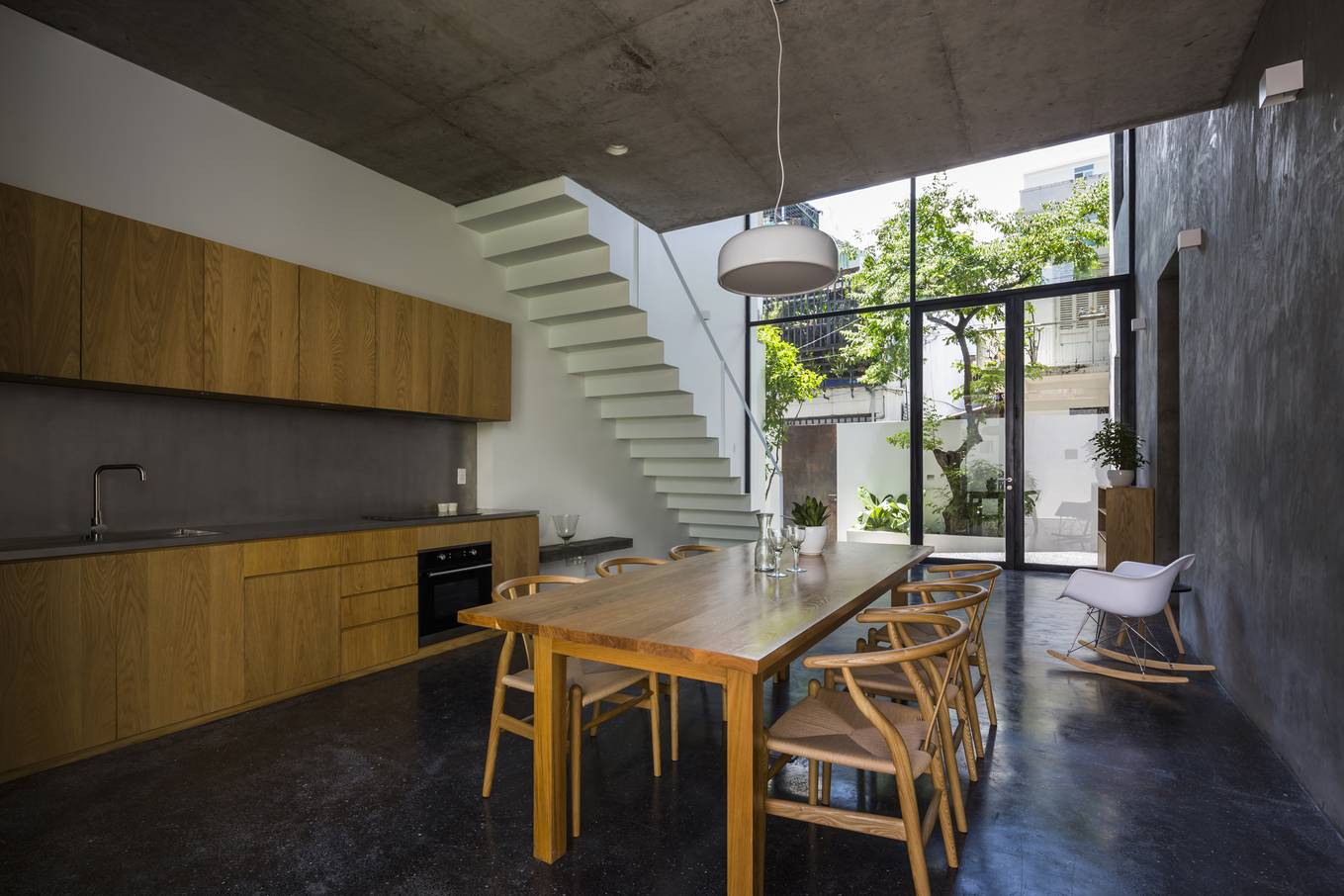 Bị hàng xóm ken chặt, nhà Sài Gòn xây 7 cạnh để thông thoáng