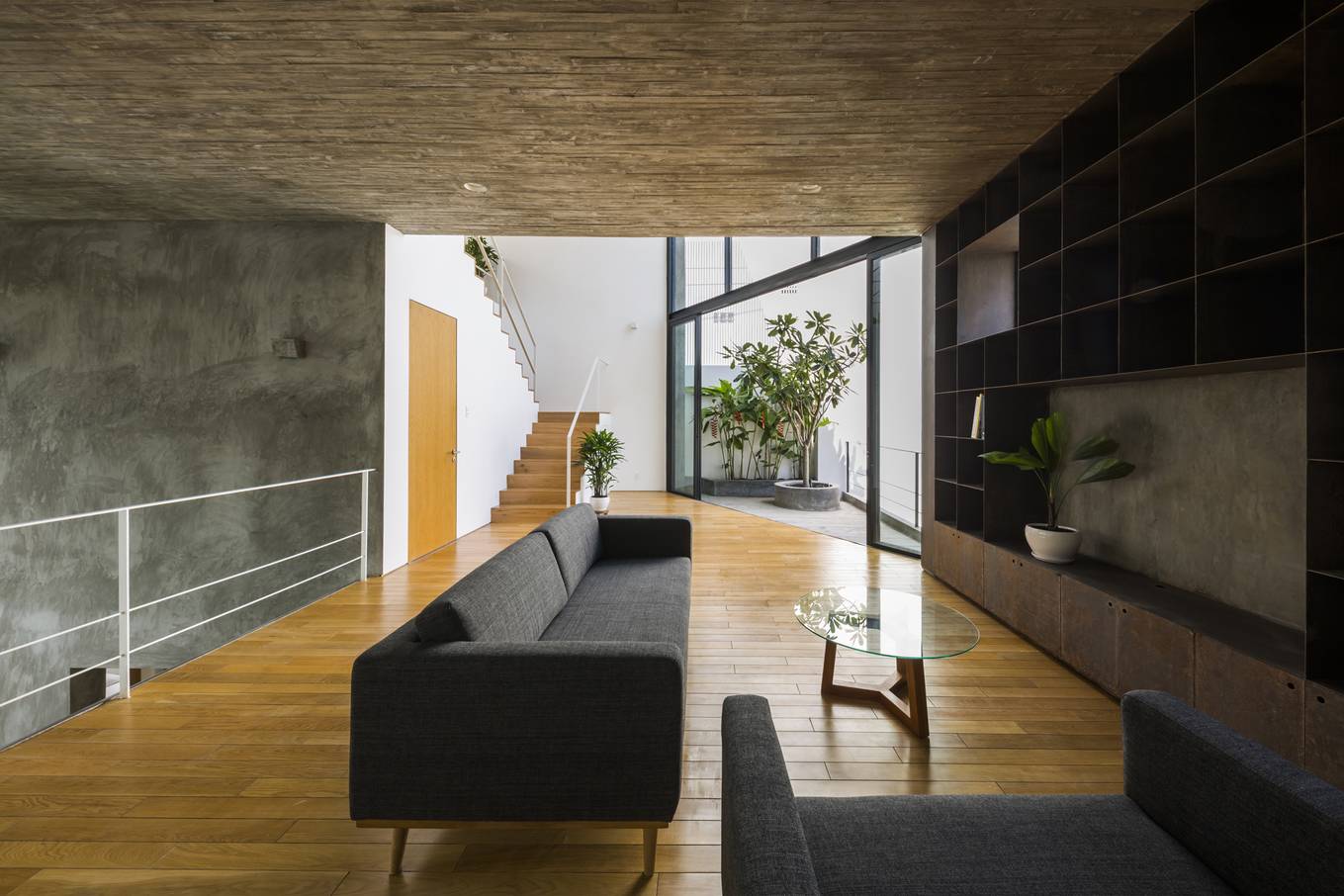 Bị hàng xóm ken chặt, nhà Sài Gòn xây 7 cạnh để thông thoáng