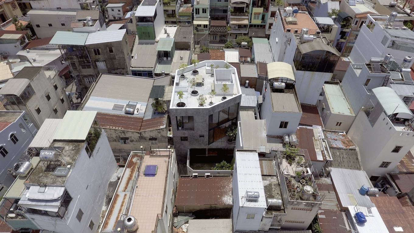 Bị hàng xóm ken chặt, nhà Sài Gòn xây 7 cạnh để thông thoáng