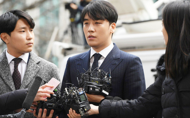 Khi dân tình đang rần rần tranh cãi liệu Seungri có vô tội hay không, nam ca sĩ đang ở đâu?