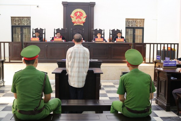 Bé gái 6 tuổi bị gã hàng xóm 4 lần xâm hại tình dục