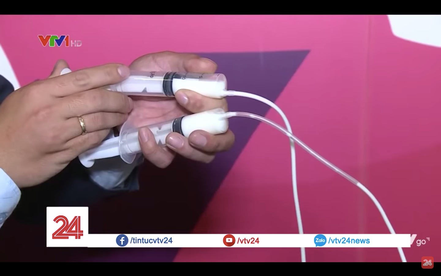 Thí nghiệm đơn giản lật tẩy bí ẩn đằng sau những clip búp bê Kumanthong tự uống sữa