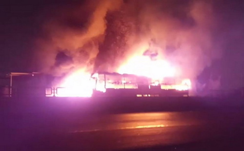 Xe khách giường nằm cháy lan vào nhà dân ở Bình Thuận