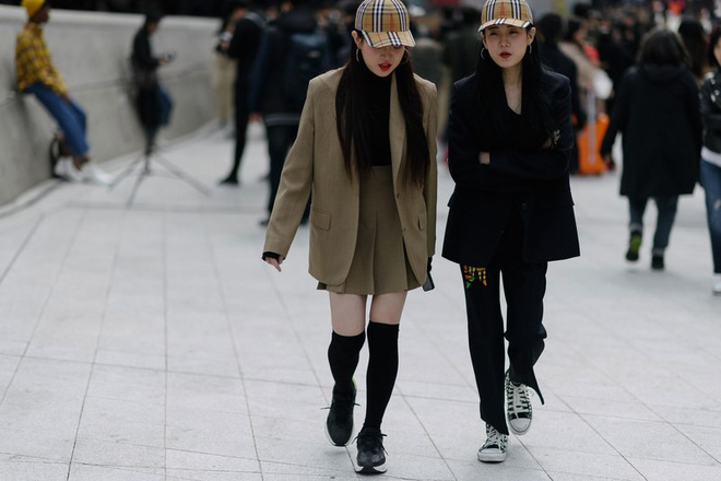 Khi cả Vbiz không còn đoái hoài Seoul Fashion Week thì học trò của Võ Hoàng Yến lại ghi điểm tại đây khi được lên hẳn Vogue Mỹ Khi cả Vbiz không còn đoái hoài Seoul Fashion Week thì học trò của Võ Hoàng Yến lại ghi điểm tại đây khi được lên hẳn Vogue Mỹ