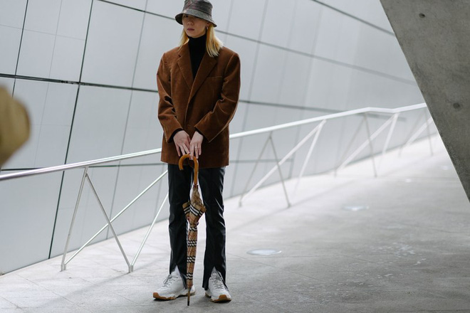 Khi cả Vbiz không còn đoái hoài Seoul Fashion Week thì học trò của Võ Hoàng Yến lại ghi điểm tại đây khi được lên hẳn Vogue Mỹ Khi cả Vbiz không còn đoái hoài Seoul Fashion Week thì học trò của Võ Hoàng Yến lại ghi điểm tại đây khi được lên hẳn Vogue Mỹ