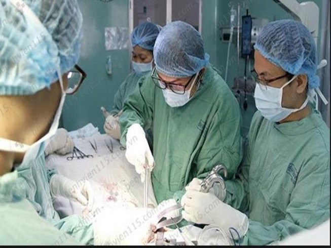 Chàng trai Việt bị rách tầng sinh môn sau khi ngồi xổm lên bồn cầu