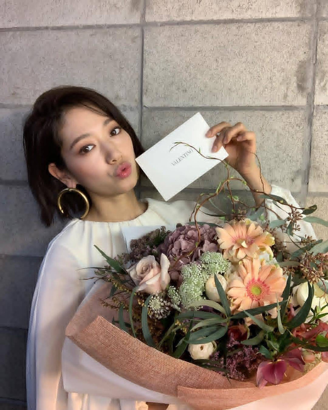 Cắt phăng mái tóc dài quen thuộc, 5 sao nữ này như lột xác hoàn toàn khiến dân tình trầm trồ không ngớt